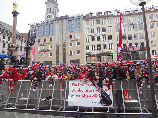 Dankbare Fans: "Ein Traum wird wahr. Danke, dass wir ihn miterleben dürfen..." steht auf dem Schild (©Foto: M artin Schmitz)